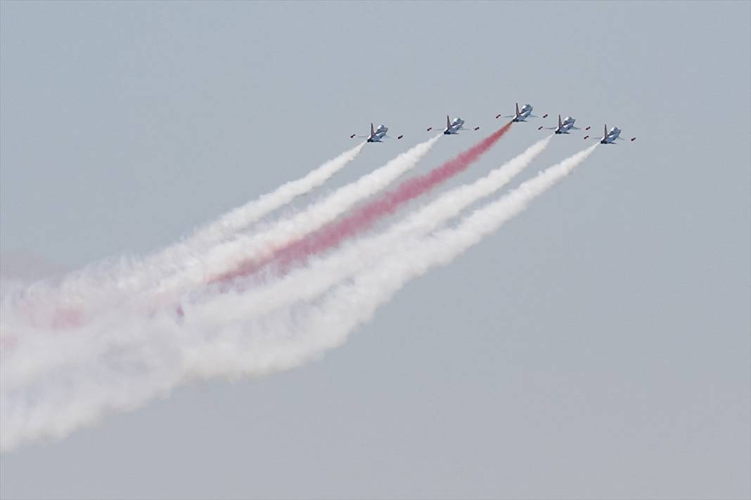 Türk Yıldızları’nın 30 Ağustos uçuşu nefes kesti 14